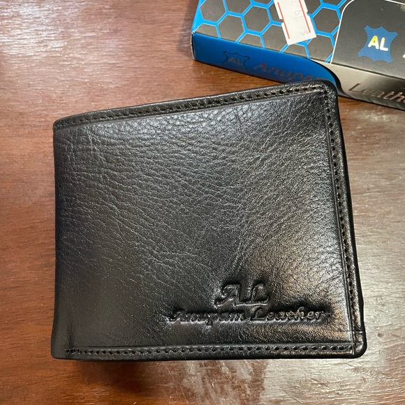 Black color leather wallet - Picture 3 of 3